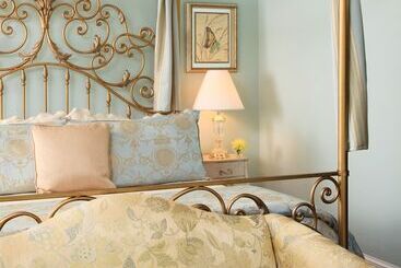 هتل White Doe Inn Bed & Breakfast
