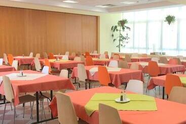 اقامتگاه Ceu Konferencia Központ