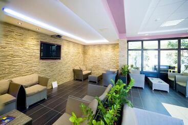 اقامتگاه Ceu Konferencia Központ