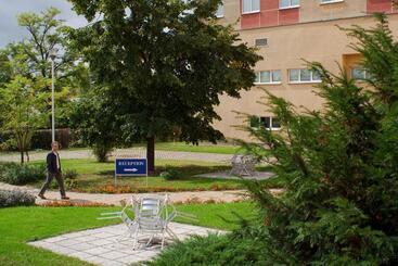 اقامتگاه Ceu Konferencia Központ