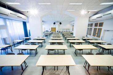 اقامتگاه Ceu Konferencia Központ