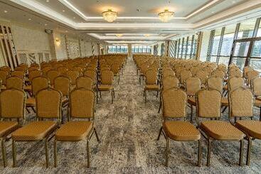 בית מלון כפרי Astoria Grand