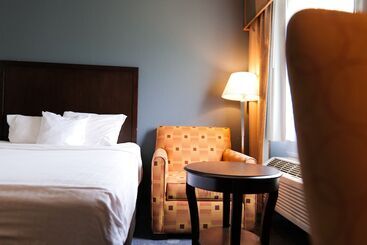 هتل Baymont By Wyndham Flint Airport North