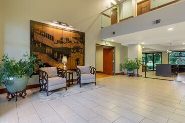 هتل Best Western Plus Plaza By The Green