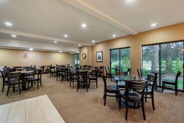 هتل Best Western Plus Plaza By The Green