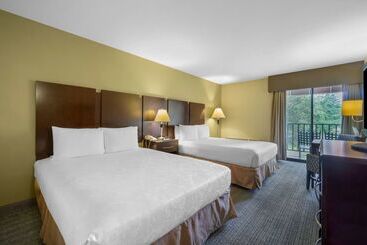 هتل Best Western Plus Plaza By The Green