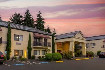 هتل Best Western Plus Plaza By The Green