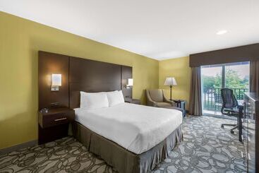 هتل Best Western Plus Plaza By The Green