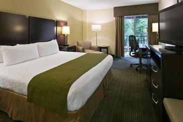 هتل Best Western Plus Plaza By The Green