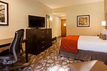 هتل Best Western Plus Plaza By The Green