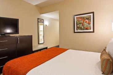 هتل Best Western Plus Plaza By The Green