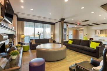 هتل Best Western Plus Village Park Inn
