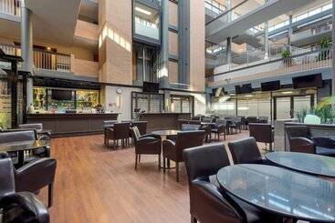 هتل Best Western Plus Village Park Inn