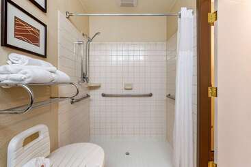 هتل Comfort Inn & Suites