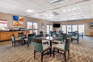 هتل Comfort Inn & Suites
