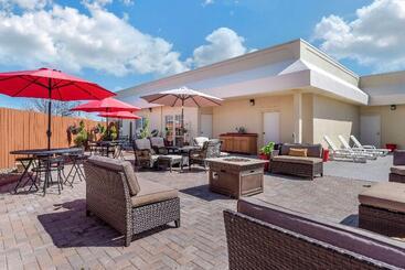 هتل Comfort Inn & Suites