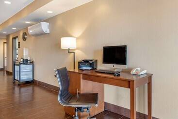 هتل Comfort Inn & Suites