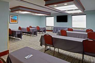 هتل Comfort Suites Outlet Center