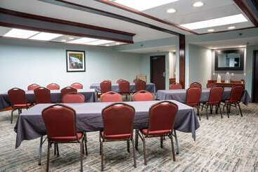 هتل Comfort Suites Outlet Center