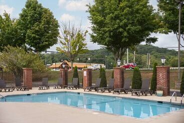 هتل Comfort Suites Outlet Center