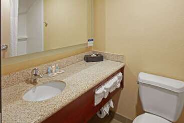 هتل Comfort Suites Outlet Center