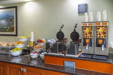 هتل Comfort Suites Outlet Center