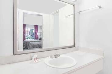 هتل Days Inn By Wyndham Market Center Dallas Love Field
