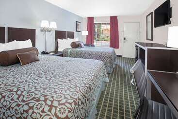 هتل Days Inn By Wyndham Market Center Dallas Love Field