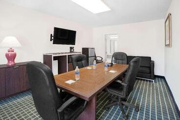 هتل Days Inn By Wyndham Market Center Dallas Love Field