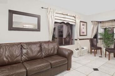 هتل Days Inn By Wyndham Market Center Dallas Love Field