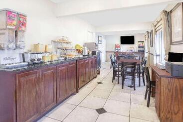 هتل Days Inn By Wyndham Market Center Dallas Love Field