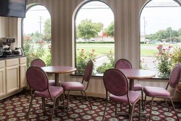 هتل Econo Lodge Chesapeake Route 13 And I 464
