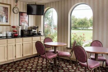 هتل Econo Lodge Chesapeake Route 13 And I 464