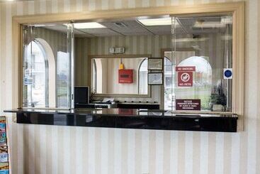هتل Econo Lodge Chesapeake Route 13 And I 464