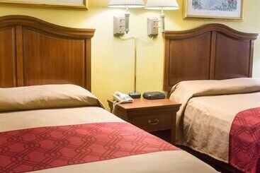 هتل Econo Lodge Chesapeake Route 13 And I 464