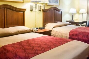 هتل Econo Lodge Chesapeake Route 13 And I 464