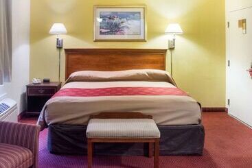 هتل Econo Lodge Chesapeake Route 13 And I 464