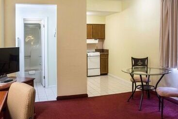 هتل Econo Lodge Chesapeake Route 13 And I 464