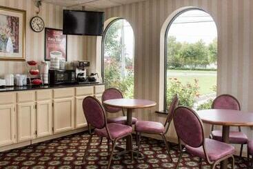 هتل Econo Lodge Chesapeake Route 13 And I 464