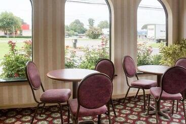 هتل Econo Lodge Chesapeake Route 13 And I 464