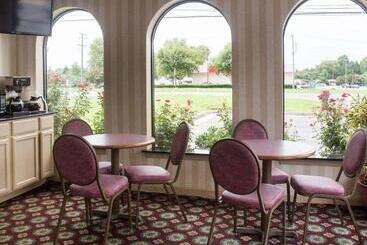 هتل Econo Lodge Chesapeake Route 13 And I 464