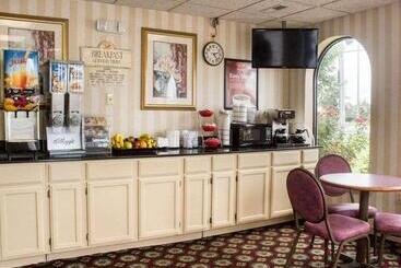 هتل Econo Lodge Chesapeake Route 13 And I 464