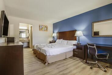 هتل Econo Lodge Inn & Suites