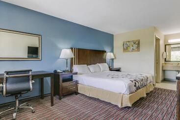 هتل Econo Lodge Inn & Suites