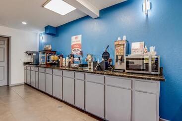 هتل Econo Lodge Inn & Suites