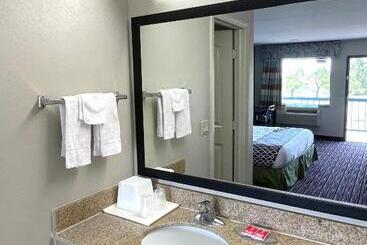 هتل Econo Lodge Inn & Suites