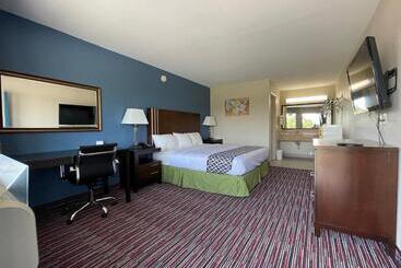هتل Econo Lodge Inn & Suites