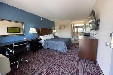 هتل Econo Lodge Inn & Suites