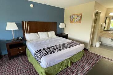 هتل Econo Lodge Inn & Suites