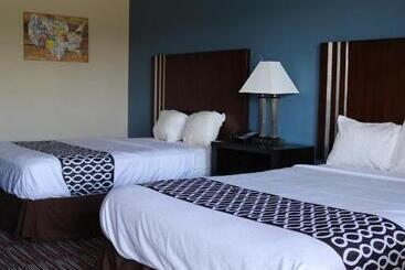 هتل Econo Lodge Inn & Suites